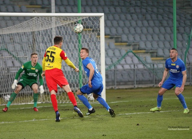 Zmiana godziny meczu piłkarzy Korony Kielce z GKS Tychy w Fortuna 1 Lidze. Sobotnie spotkanie na Suzuki Arenie rozpocznie się o godzinie 12.40, a nie jak pierwotnie planowano o 17.