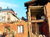 Tak wygląda dom po wybuchu gazu w Chełmży. Rower, wózek dziecięcy i ubrania w szafie...