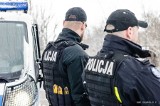 Policjanci z płonącego mieszkania wynieśli 90-letnią mieszkankę Gdańska. Ratują życie ryzykując własne