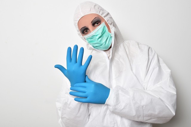 Jak prawidłowo używać rękawiczek ochronnych, aby nie zakazić się koronawirusem?