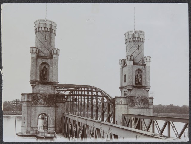 Hermann Balk doczekał się na terenie Prus różnych pomników. W Toruniu, wspólnie z wielkim mistrzem Hermannem von Salzą, "strzegł" północnego wjazdu na most. Oba posągi zostały zdemontowane w latach 20. XX wieku