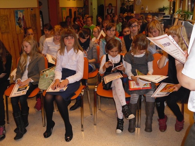 Uczniowie z niecierpliwością czekali na ogłoszenie wyników konkursu.