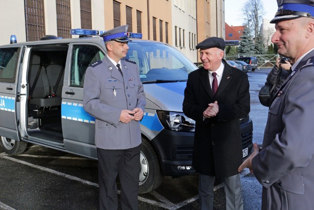 Grudziądzcy policjanci, oraz Robert Malinowski, prezydent Grudziądza nie kryją zadowolenia z powodu zakupu nowego volkswagena
