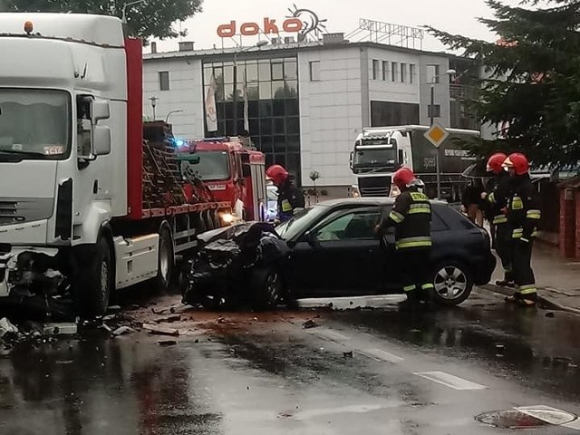 Wczoraj (9.07) na ulicy Lidzbarskiej w Brodnicy auto osobowe audi uderzyło w ciągnik siodłowy renault z naczepą przewożący drewniane palety. Straż informację o zdarzeniu otrzymała około godz. 17.58. Droga została zablokowana.- Samochodem osobowym podróżowały dwie osoby, ciężarówką tylko kierowca. W momencie przyjazdu Jednostki Ratowniczo-Gaśniczej na miejsce, poszkodowana była jedna osoba z auta osobowego, leżała na chodniku. Strażacy udzielili jej pomocy przedmedycznej, m.in. ustabilizowali głowę oraz położyli w pozycji przeciwwstrząsowej, a następnie przekazali ekipie pogotowia – informuje PSP w Brodnicy.Czytaj także: Licytacje komornicze w Brodnicy i okolicachPrawdopodobnie przyczyną zdarzenia było niedostosowanie prędkości do warunków panujących na drodze.