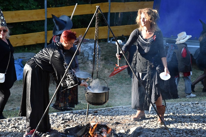 Letni zlot czarownic na Łysuli w Dominikowicach. Nieskore do czarów wiedźmy częstowały zakąskami, domowym ciastem i tańczyły makarenę