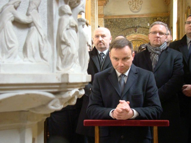 Andrzej Duda modlił się m.in. w Kaplicy Świętej Rodziny przed chrzcielnicą papieską, przy której 20 czerwca 1920 roku kapelan wojskowy Franciszek Żak udzielił sakramentu chrztu Karolowi Wojtyle - późniejszemu papieżowi Janowi Pawłowi II.