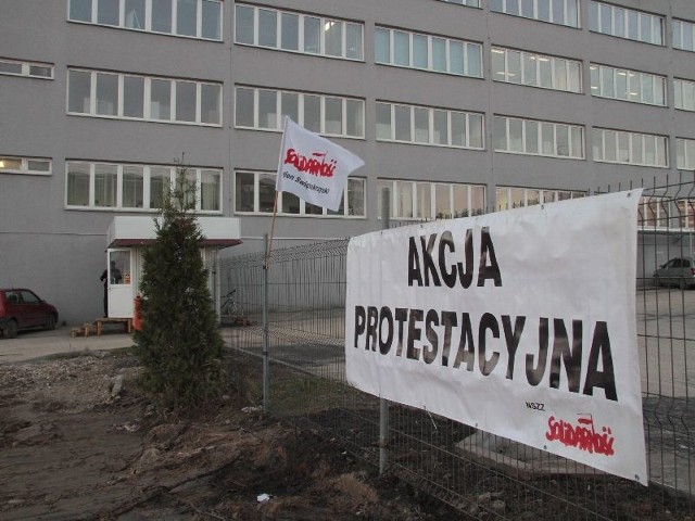 W środę około godziny 16 na ogrodzeniu SHL zawieszono baner informujący o akcji protestacyjnej Solidarności Regionu Świętokrzyskiego.