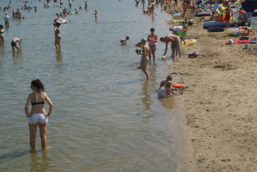 W sobotę nie brakowało chętnych do plażowania nad Pogorią...