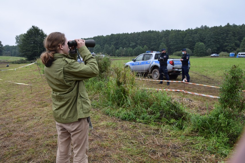 Pod Usnarzem koczują migranci. Polscy aktywiści twierdzą, że są chorzy, a białoruska strona organizuje im briefing prasowy 