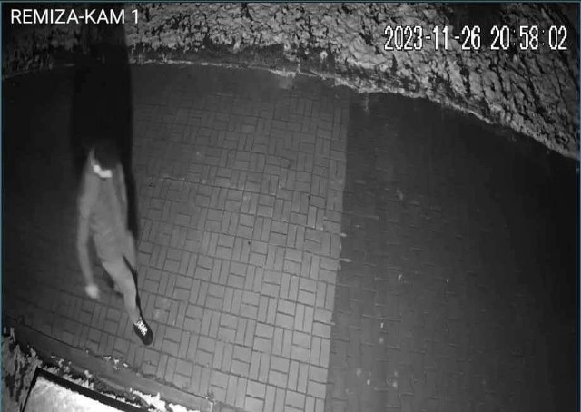 Zdjęcie wandala, który - według ustaleń druhów z OSP Lechów - zniszczył metalowy pojemnik w kształcie serca na plastikowe nakrętki.
