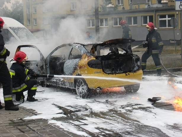 W Nowej Soli spłonął samochód osobowy (zdjęcia)