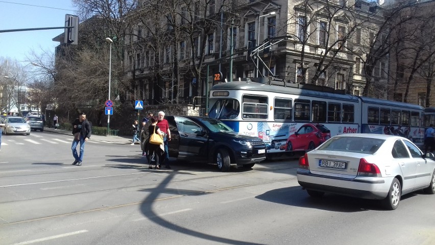 Kraków. Wypadek na ulicy Grzegórzeckiej. Zderzenie tramwaju z samochodem