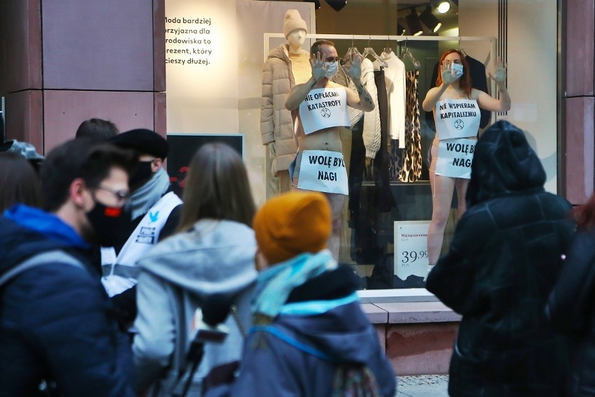 Wrocław: Półnagie kobiety wdarły się na witrynę sklepu H&M. Protestują przeciw Black Friday