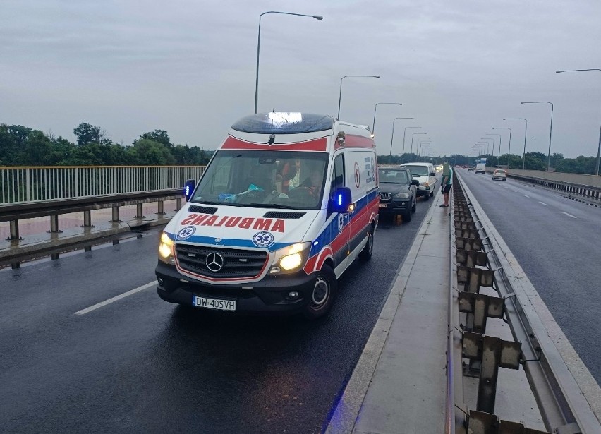 Według wstępnych ustaleń, dostawczy volkswagen uderzył w tył...