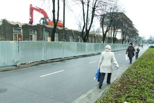 Po nieparzystej stronie ulicy Branickiego w pobliżu burzonych kamienic ciągle nie ma przejścia. I nie będzie do 25 listopada.