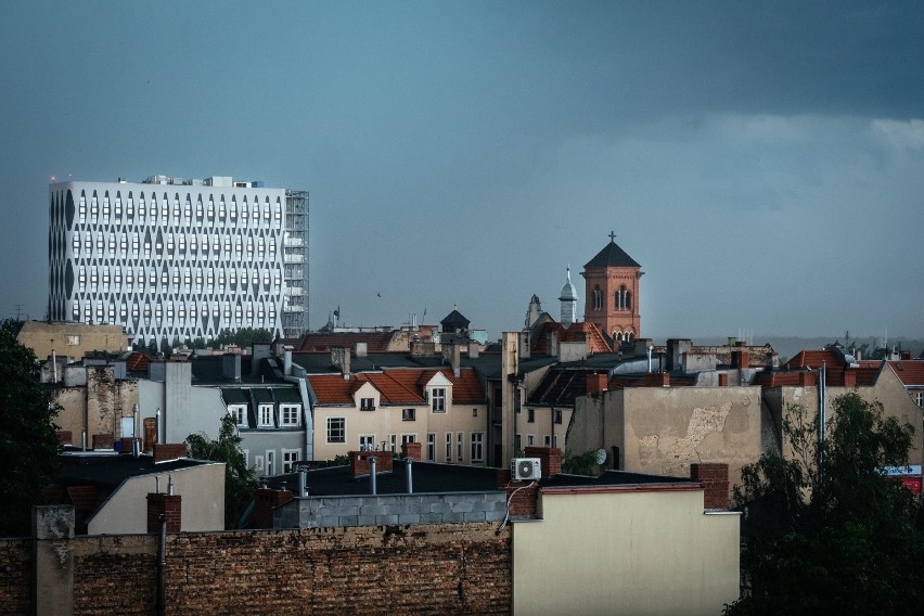 Burza nad Poznaniem. IMGW ostrzega przed burzami z deszczem...