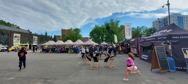 Food Fest w Dąbrowie Górniczej przy Fabryce Pełnej Życia odbywa się w dniach 28-30 maja. Czekają na was food trucki z pysznym jedzonkiem. Zobacz kolejne zdjęcia. Przesuń zdjęcia w prawo - wciśnij strzałkę lub przycisk NASTĘPNE