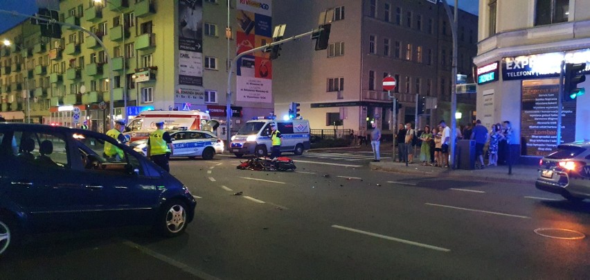 Wypadek z udziałem motocykla w centrum miasta