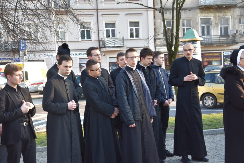 Nabożeństwo rozpoczęło się na placu Daszyńskiego, przed...