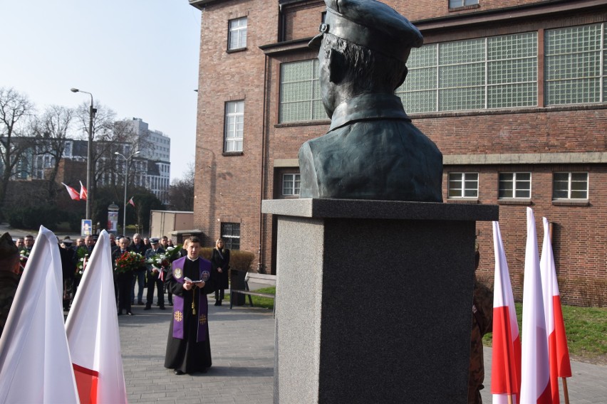 Pomnik rotmistrza Witolda Pileckiego stoi na skwerze przy...