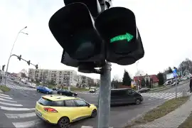 Zielona strzałka. Na co pozwala kierowcy? Jaki mandat za zignorowanie?