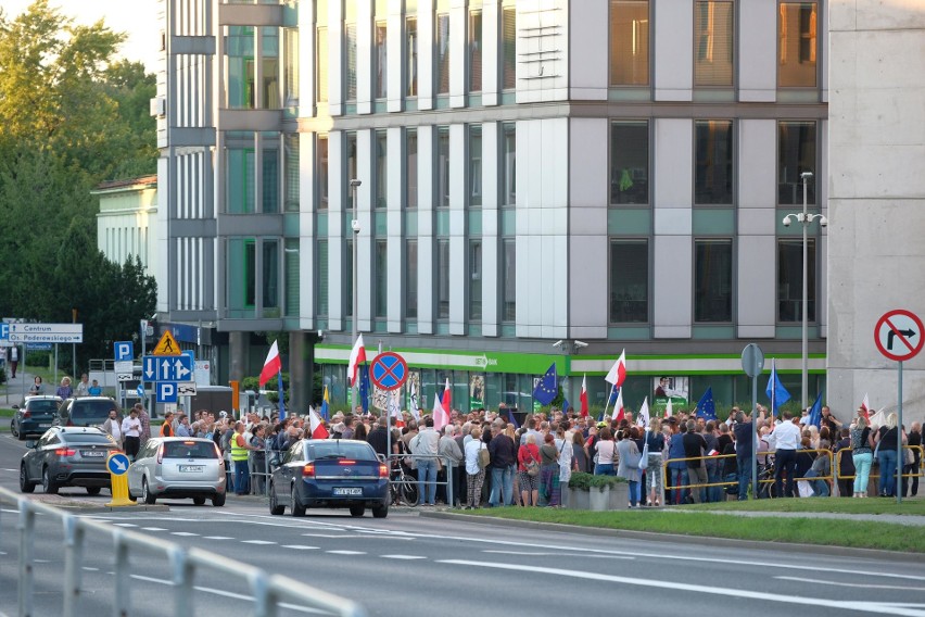 Manifestacja przed katowickim Sądem Okręgowym we wtorek 3...