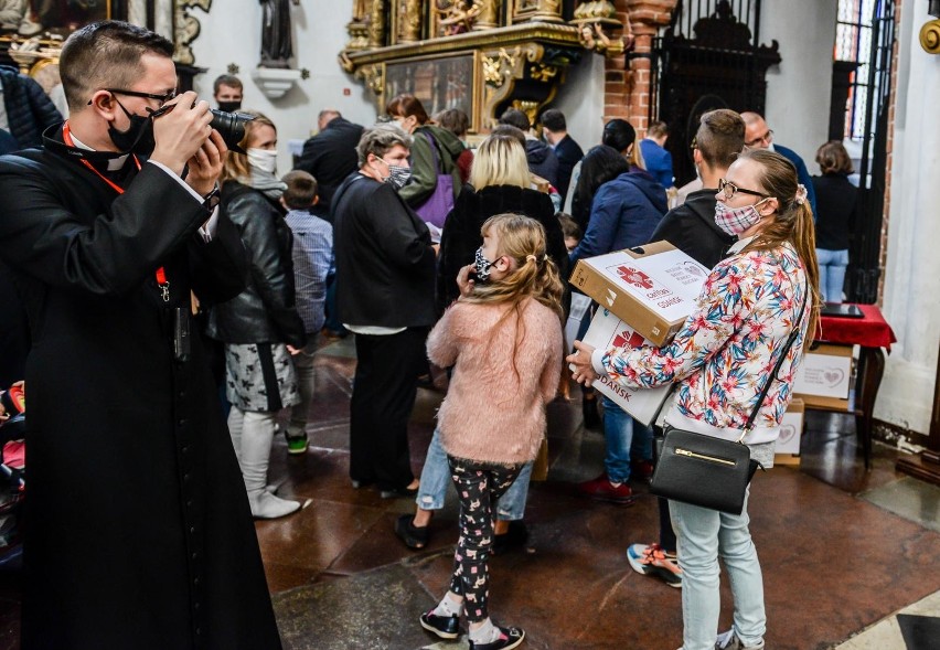 Caritas przekazał dwadzieścia laptopów i dwanaście drukarek...