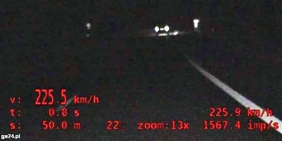 Kadr z policyjnego nagrania. Kierowca tego BMW jechał 225 km/h.