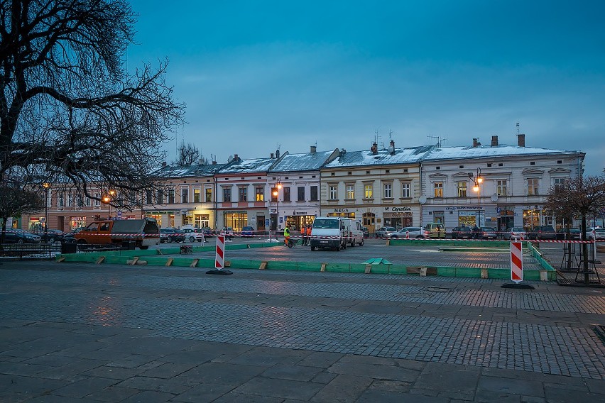 Ruszyła budowa lodowiska na sądeckim rynku