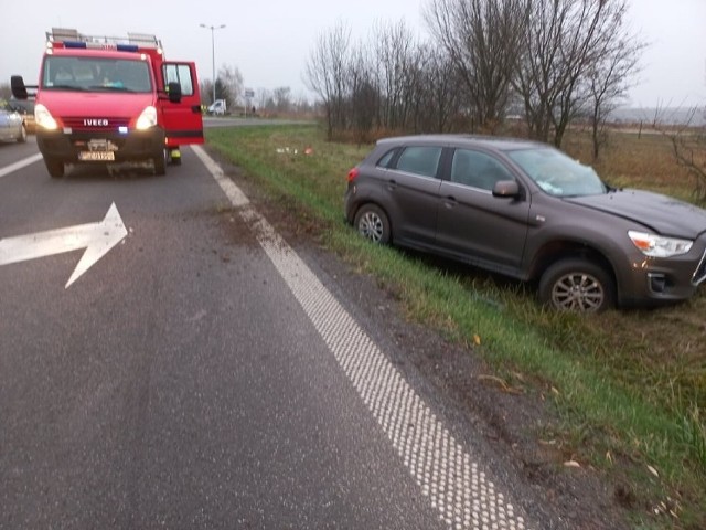 Do zdarzenia doszło na drodze krajowej 92 w Pniewach. Chwilę po godz. 7 na wysokości McDonald's zderzyły się trzy samochody osobowe i bus.