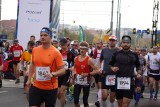Wystartował 21. Poznań Maraton! Królewski dystans pokonuje 3 tys. zawodników. Elita walczy o rekord trasy [ZDJĘCIA]