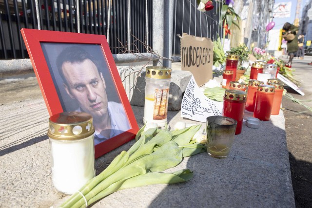 Kwiaty i świece przed prowizorycznym pomnikiem przed ambasadą Rosji w Wiedniu w Austrii.