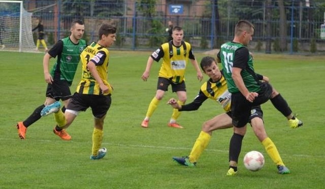 Rezerwy Siarki Tarnobrzeg (w żółto-czarnych strojach) awansowały do finału Pucharu Polski na szczeblu Podkarpackiego Związku Piłki Nożnej.