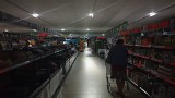 Awaria światła w Lidlu w Łodzi. Zakupy w świetle latarki w sklepie przy al. Politechniki [ZDJĘCIA]