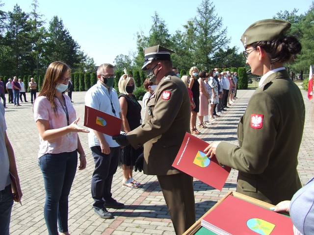 Podczas uroczystego apelu dowódca 33 Wojskowego Oddziału Gospodarczego wręczył pracownikom listy gratulacyjne, nagrody i odznaki pamiątkowe.
