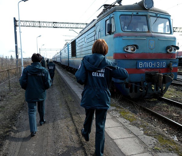 Celnicy z Przemyśla rewidują ukrainski pociąg...