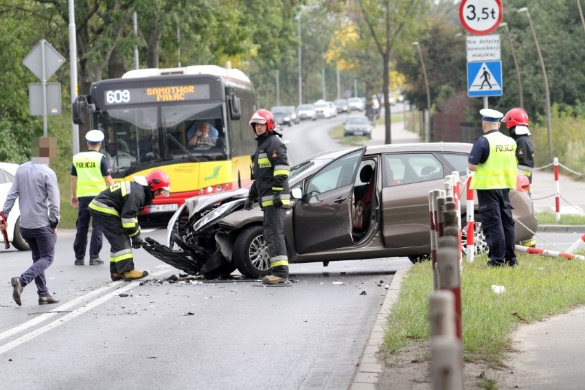 Wypadek przy AOW w pobliżu stadionu. Dwie osoby ranne