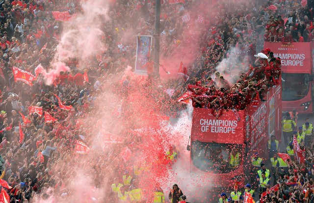Setki tysięcy kibiców, race, śpiewy, zabawa i parada z otwartym autobusem. Piłkarze Liverpoolu przywieźli do miasta szósty Puchar Europy w historii klubu. W niedzielę tradycyjnie świętowali go na ulicach miasta. Według szacunków bawiło się z nimi nawet 750 tys. fanów. Świętowano tak intensywnie, że w niektórych pubach... zabrakło piwa! Zobacz zdjęcia z fety The Reds.