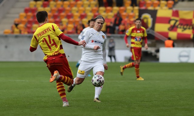 W meczu 22. kolejki PKO Ekstraklasy Korona Kielce zremisowała w Białymstoku z Jagiellonią 0:0. To drugi bezbramkowy remis kielczan w tym roku. W kieleckim zespole zadebiutowali Petteri Forsell i Anglik D’sean Theobalds.  Jagiellonia Białystok - Korona Kielce 0:0Korona: Kozioł Ż - Spychała, Kovacević, Marquez, Szymusik - Theobalds Ż (62. Kiełb), Radin Ż - Pacinda Ż (59. Cebula Ż), Forsell, Pućko - Cecarić (75. Papadopulos). Jagiellonia: Iliev - Kadlec, Arsenić Ż, Tiru, Wdowik - Prikryl (63. Kostal),  Romanczuk, Imaz,  Pospisil, Camara (67. Makuszewski) - Puljić. Sędziował:  Daniel Stefański z Bydgoszczy. Widzów:  7518.Korona zagrała bez pauzującego za czerwoną kartkę Ognjena Gnjaticia, kontuzjowanego Nemanjii Mileticia oraz mających problemy zdrowotne Michała Gardawskiego i Jakuba Żubrowskiego. W porównaniu do meczu z Górnikiem Zabrze w wyjściowym składzie Korony były dwie zmiany. Szansę debiutu dostali reprezentant Finlandii Petteri Forsell i Anglik D’sean Theobalds. W wyjściowej jedenastce zastąpili oni wspomnianego Żubrowskiego i Marcina Cebulę, który zaczął mecz na ławce rezerwowych. Sztab szkoleniowy Korony duże nadzieje wiązał z Petterim Forsellem, licząc na jego strzały z dystansu i dobre stałe fragmenty gry. Fin w tym meczu nie pokazał tego, na co go stać. Trzeba przyznać, że rywale pod swoim polem karnym uważnie go pilnowali, nie zostawiając miejsca do oddania strzału. Korona źle zaczęła mecz w Białymstoku, niepotrzebnie dała się zepchnąć do głębokiej defensywy. W 12 minucie gospodarze cieszyli się z bramki - Jakov Puljić z kilku metrów posłał piłkę do siatki. Sędzia Daniel Stefański skonsultował się jednak z arbitrami odpowiedzialnym za VAR. Po kilku minutach pokazał, że gola nie uznaje, ponieważ dogrywający do Puljicia kapitan Taras Romanczuk był na spalonym. Trener Mirosław Smyła mógł odetchnąć z ulgą. W 16 minucie świetnie interweniował Marek Kozioł po strzale...Milana Radina. W 32 minucie bramkarz Korony znowu pokazał się z dobrej strony, broniąc uderzenie Jesusa Imaza. W 45+3 minucie (ze względu na liczne przerwy sędzia do pierwszej połowy doliczył 8 minut) pierwszy celny strzał w tym meczu oddała Korona i mogła objąć prowadzenie. Bojan Cecarić idealnie dośrodkował z prawej strony, główkował Erik Pacinda, ale Dejan Iliev przeniósł piłkę nad poprzeczką. Po przerwie Korona wyżej atakowała rywala i starała się wyprowadzać kontrataki. W 69 minucie główkował Bojan Cecarić, ale bramkarz Jagiellonii był na posterunku. W tym momencie na boisku byli już Jacek Kiełb i Marcin Cebula - sztab szkoleniowy Korony liczył na to, że indywidualną akcją któryś z nich przechyli szalę zwycięstwa na stronę kieleckiej drużyny. I bliski tego był wychowanek Pogoni Staszów  w 90+6 minucie. Po błędzie obrony Jagiellonii znalazł się w dogodnej sytuacji, ale nie zdecydował się na strzał. Zacentrował na pole karne, ale Matej Pućko nie trafił w piłkę. To była tak zwana piłka meczowa. Wcześniej, też w doliczonym czasie gry, dobre okazje miała Jagiellonia. Między innymi Jakov Puljić uderzył z woleja, ale pewnie obronił dobrze dysponowany w niedzielę Marek Kozioł.  Korona zremisowała z Jagiellonią 0:0. Każdy punkt w walce o utrzymanie jest cenny, ale kielecki zespół musi zdecydowanie poprawić grę w ofensywie, bo ten element nadal pozostawia wiele do życzenia. (dor)