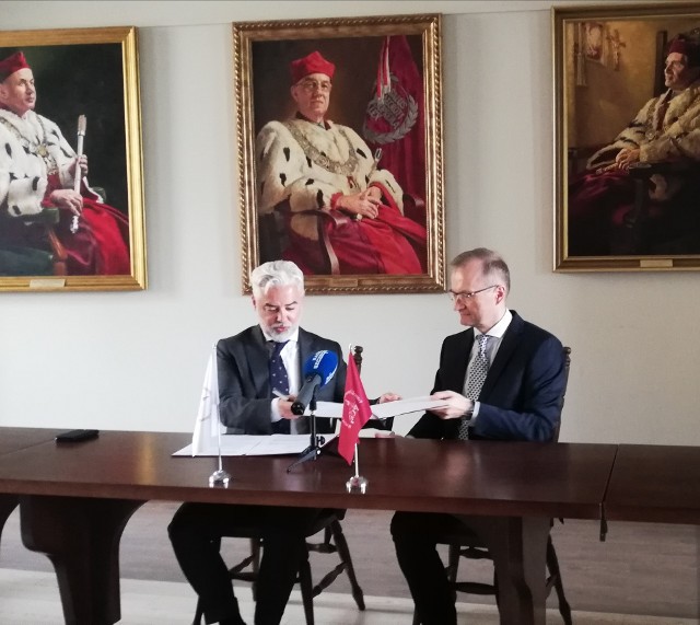 Rektor PUM prof. Bogusław Machaliński (po lewej) i prezes Grupy Kapitałowej Polskiego Holdingu Hotelowego Gheorghe Marianem Cristescu podpisują list intencyjny.