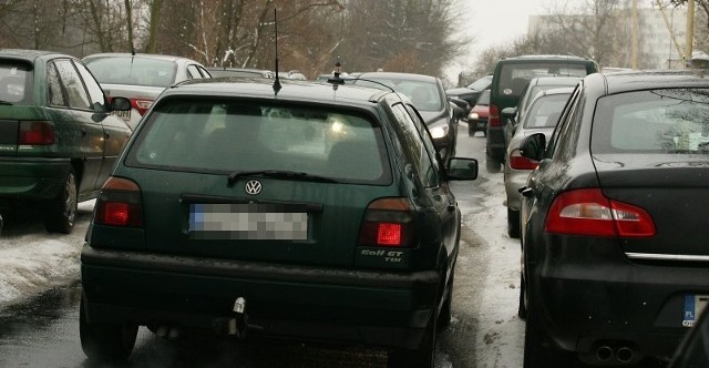 Ulica Połabska przy szpitalu na Pomorzanach. Wąski pas ruchu pozostawiony przez parkujące samochody na drodze dwukierunkowej i jak tu swobodnie przejechać?