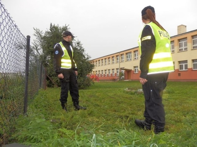 Ze szkoły w gminie Dwikozy ewakuowano blisko 60 osób na czas zabezpieczania pocisku, którego do szkoły przyniósł uczeń piątej klasy.