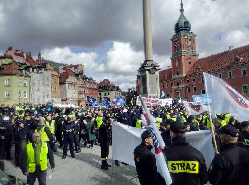 Nawet 20 tys. funkcjonariuszy służb mundurowych mogło wziąć...