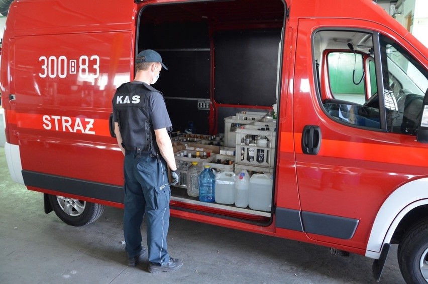 Białystok. Podlaska KAS przekazała białostockim strażakom blisko 500 litrów alkoholu na walkę z koronawirusem (zdjęcia)
