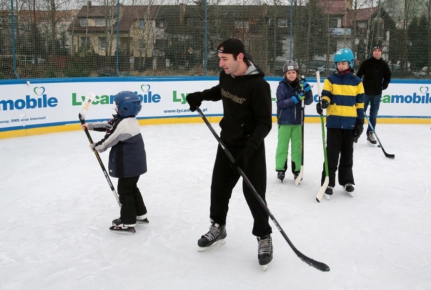 W Szczecinie dzieci uczą się grać w hokeja...