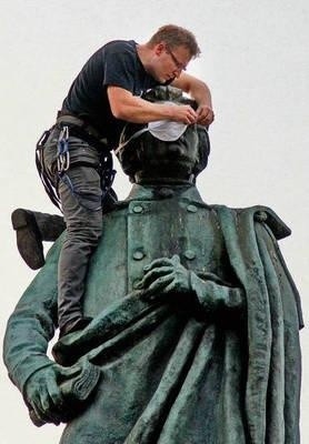 Zwolennicy zaostrzenia przepisów antysmogowych uznali, że również pomnik Adama Mickiewicza nie ma czym oddychać FOT. ANNA KACZMARZ
