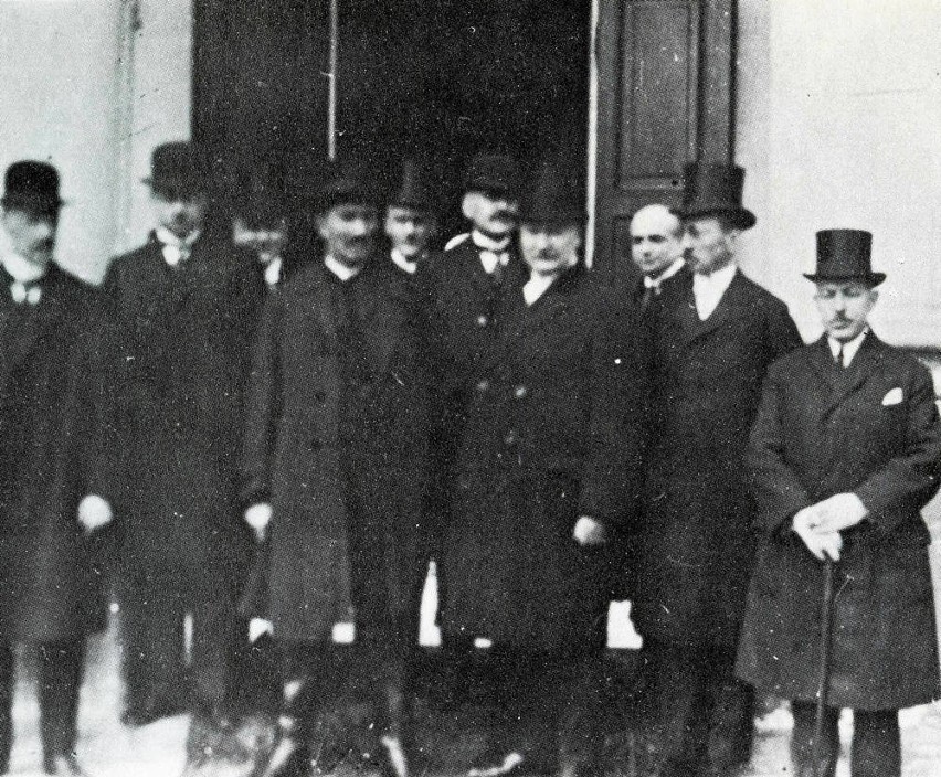 Drugi rząd Witosa (trzeci od lewej) na schodach Belwederu