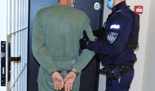Policjanci zatrzymali w gminie Chełmek agresywnego 49-latka, który znęcał się nad ojcem