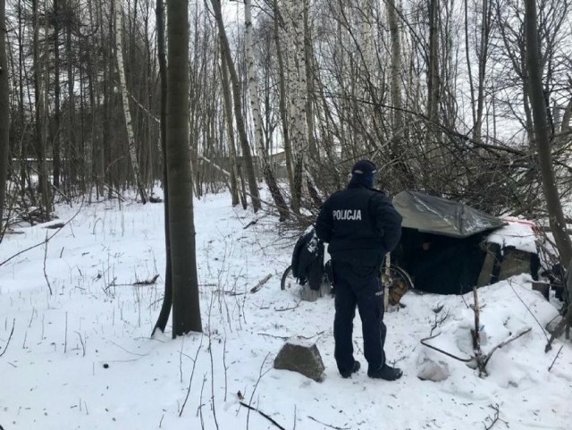 Ujemne temperatury i mróz to bezpośrednie zagrożenie dla życia. Policjanci kontrolują miejsca, gdzie mogą przebywać bezdomni