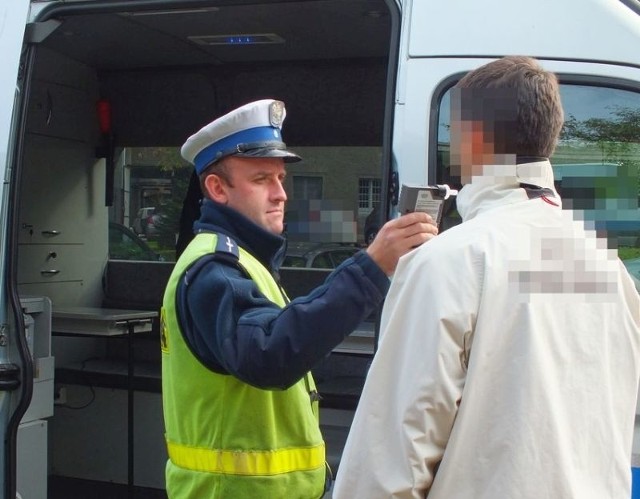 Policjanci sprawdzili stan trzeźwości kierowców autokarów.